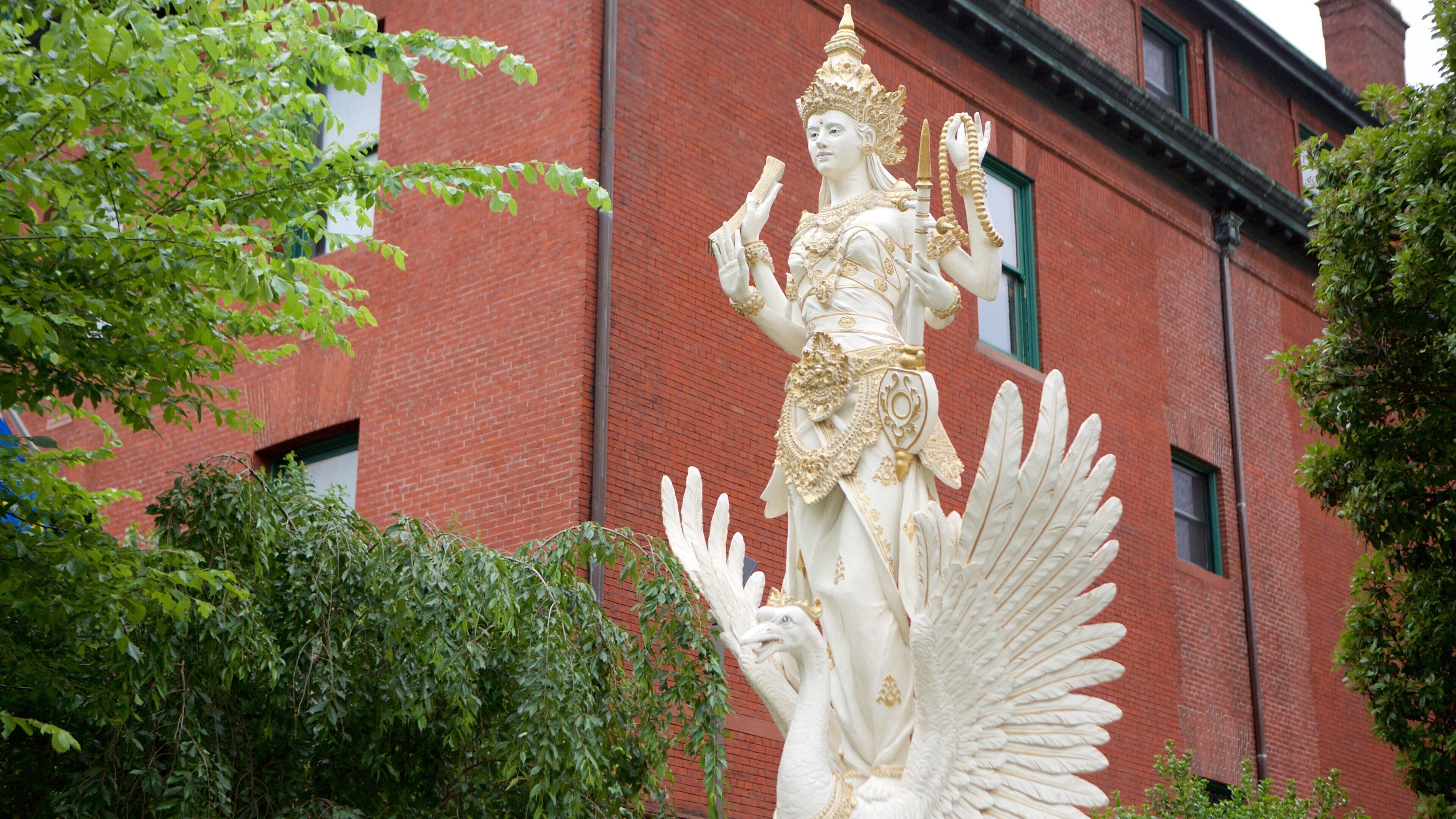 Embassy Row inclusief een standbeeld of beeldhouwwerk