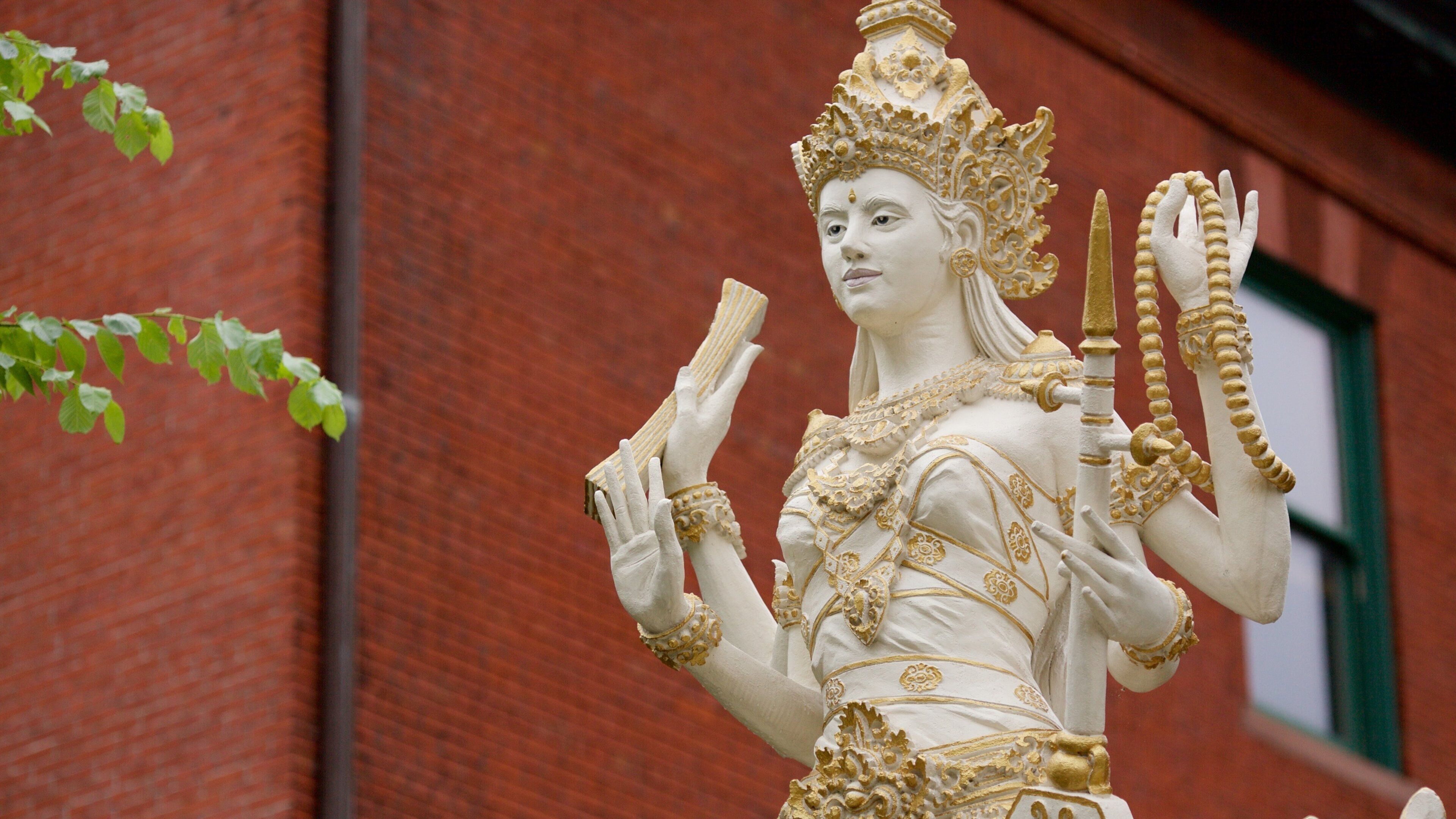 Embassy Row mettant en vedette statue ou sculpture