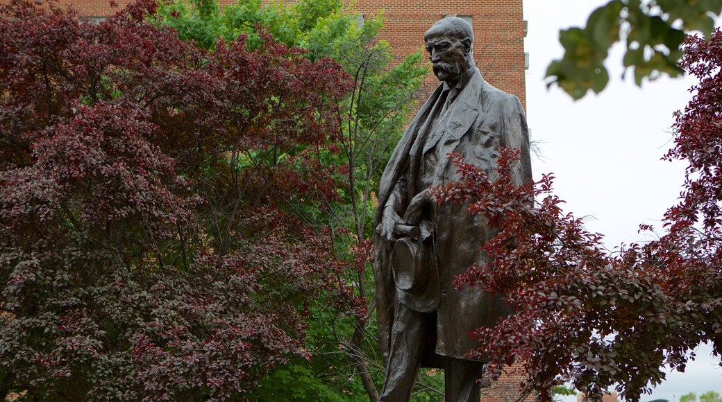 Embassy Row toont een standbeeld of beeldhouwwerk