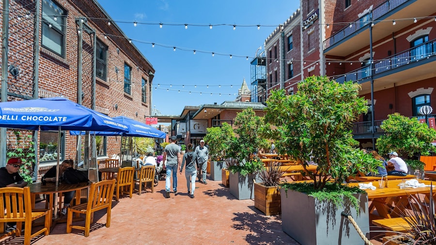 Ghirardelli Square showing street scenes