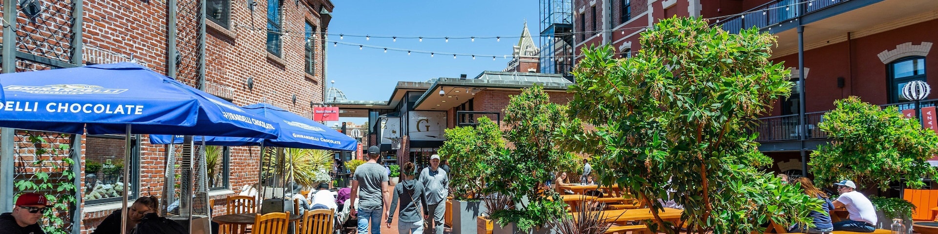 Ghirardelli Square showing street scenes