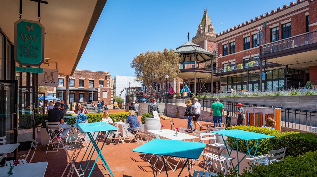 Ghirardelli Square which includes outdoor eating