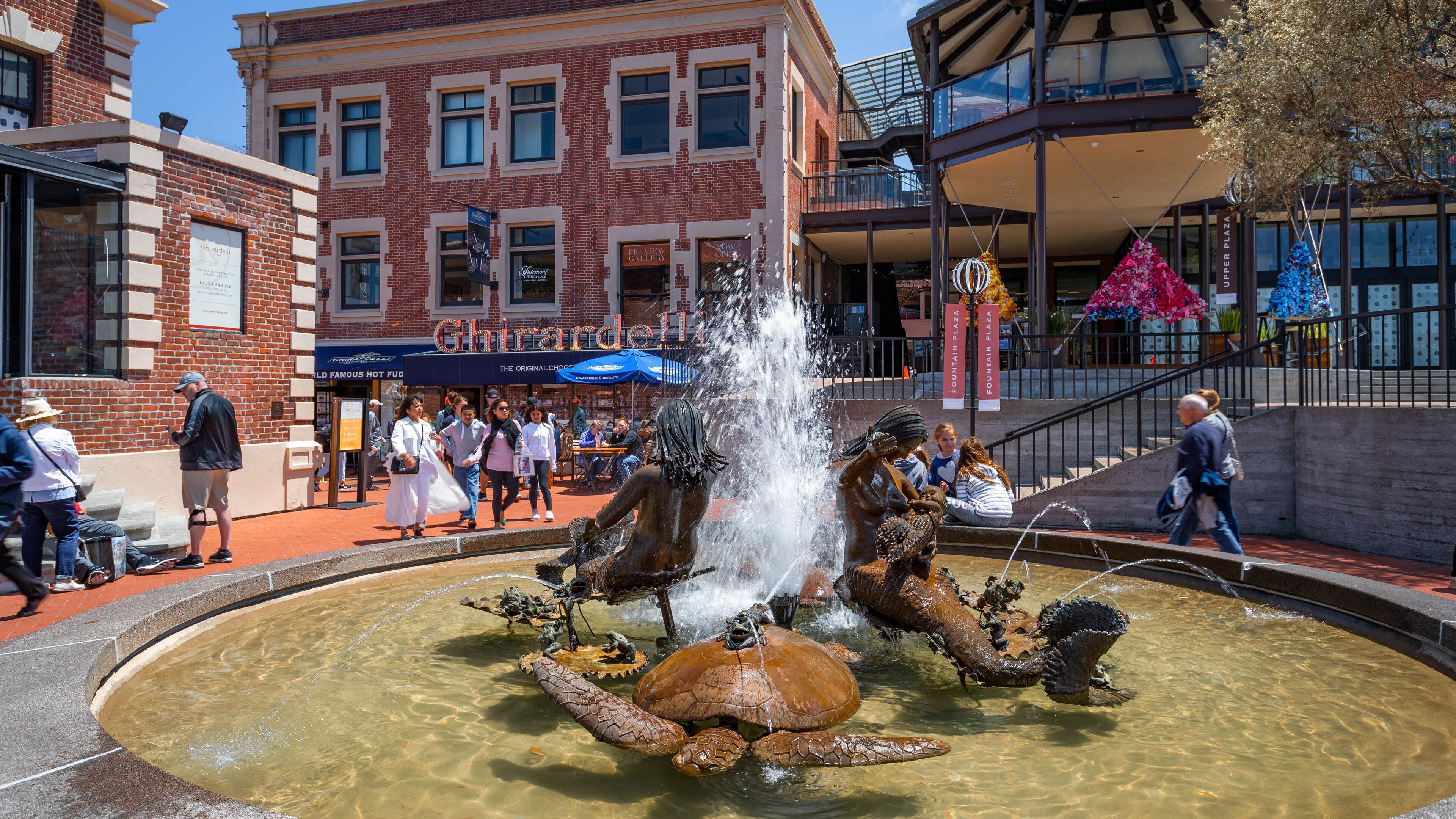 Ghirardelli Square which includes street scenes and a fountain