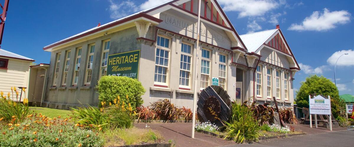 Waihi featuring signage and heritage elements