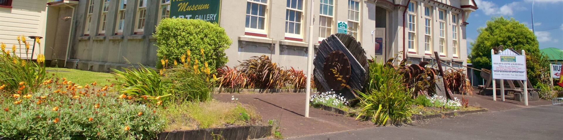 Waihi which includes signage and heritage elements