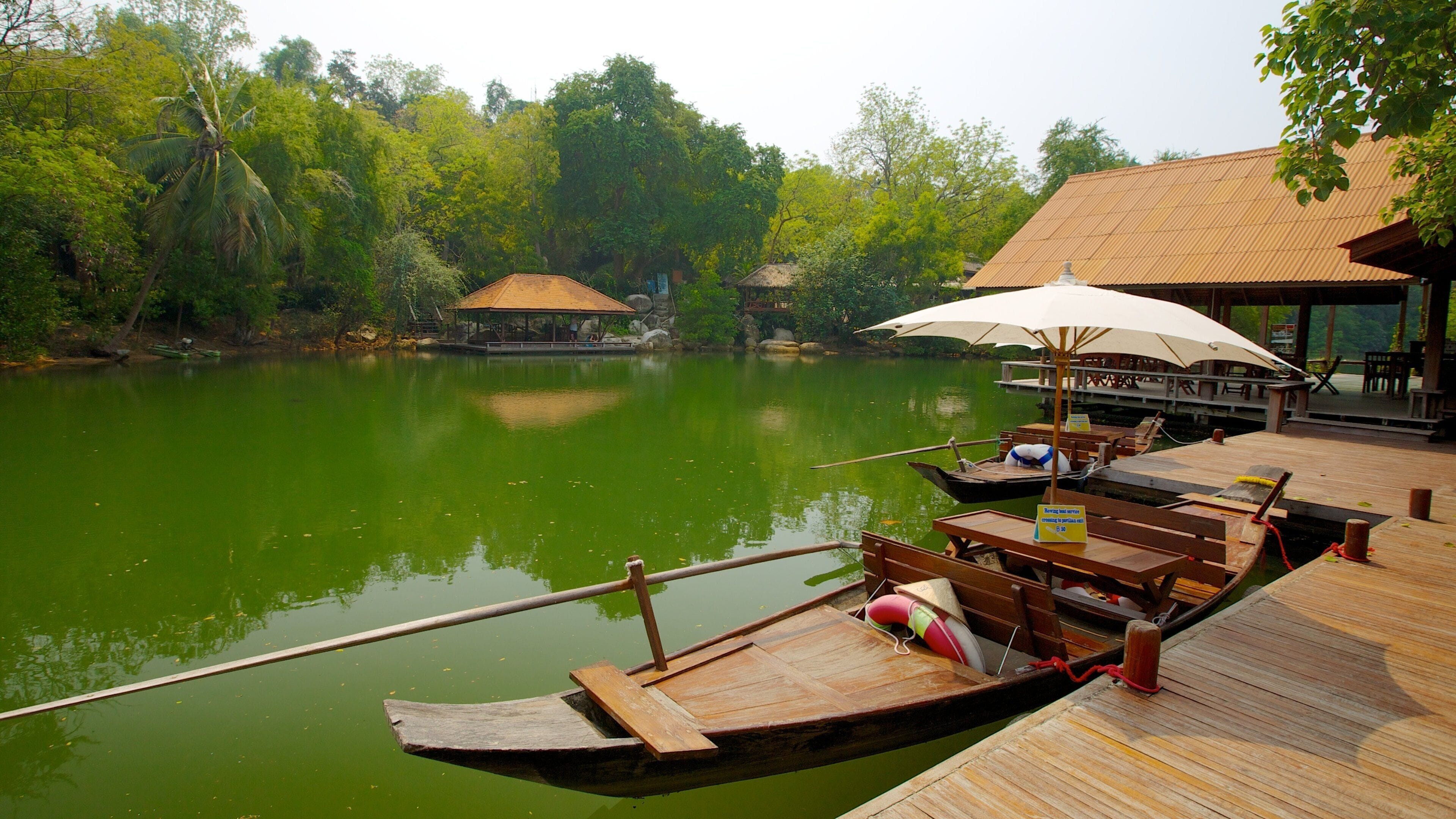 真理寺 其中包括 划船, 歷史建築 和 湖泊或水池