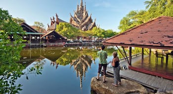 Enjoying Sanctuary of truth and park in Pattaya