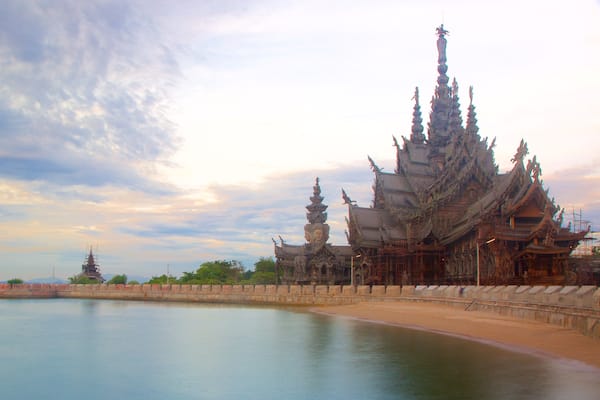 ザ サンクチュアリ オブ トゥルース フィーチャー 寺院あるいは礼拝所 と 海岸線の眺め