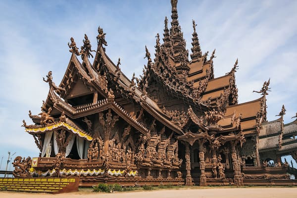 Un temple richement décoré et d’une grande complexité, avec de nombreux niveaux et des statues.
