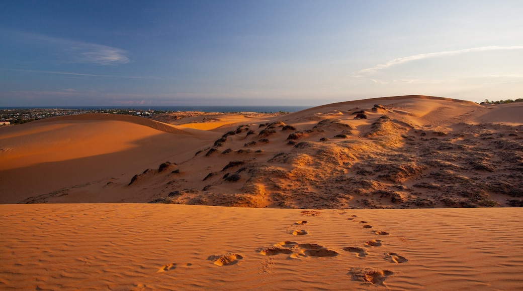 Mui Ne Sand Dunes featuring desert views