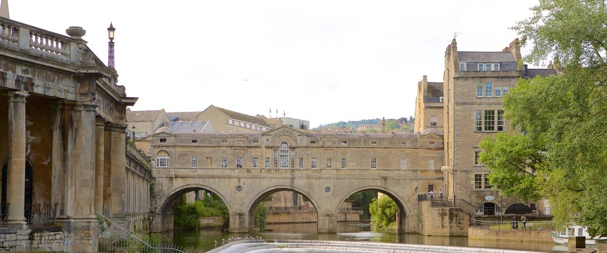 Ponte di Pulteney mostrando oggetti d\'epoca, edificio amministrativo e ponte