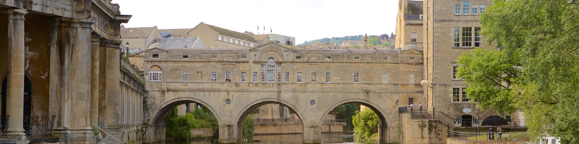 Pulteney Bridge showing a city, heritage elements and a river or creek