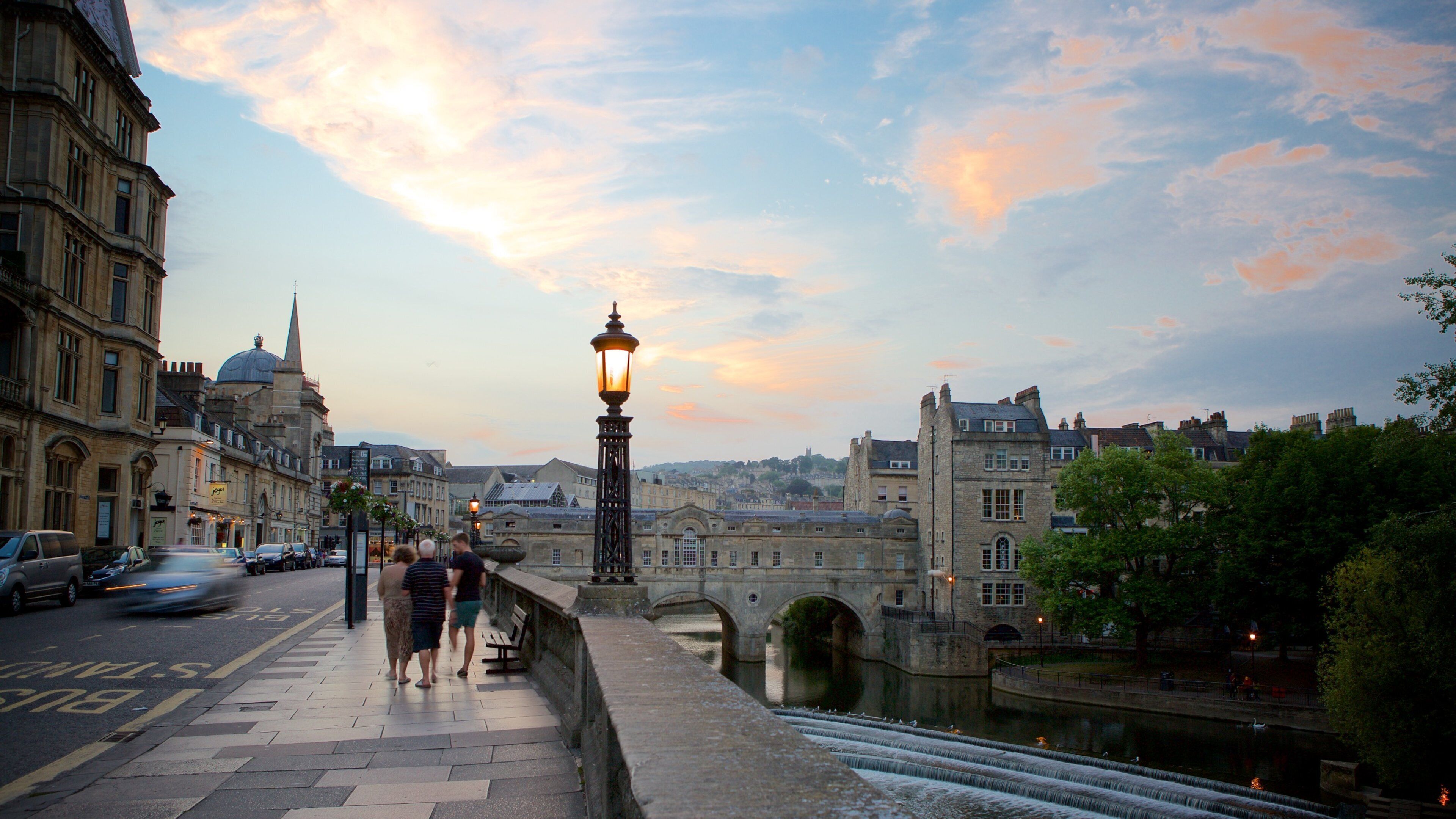 Pulteney Bridge showing heritage architecture, street scenes and a bridge
