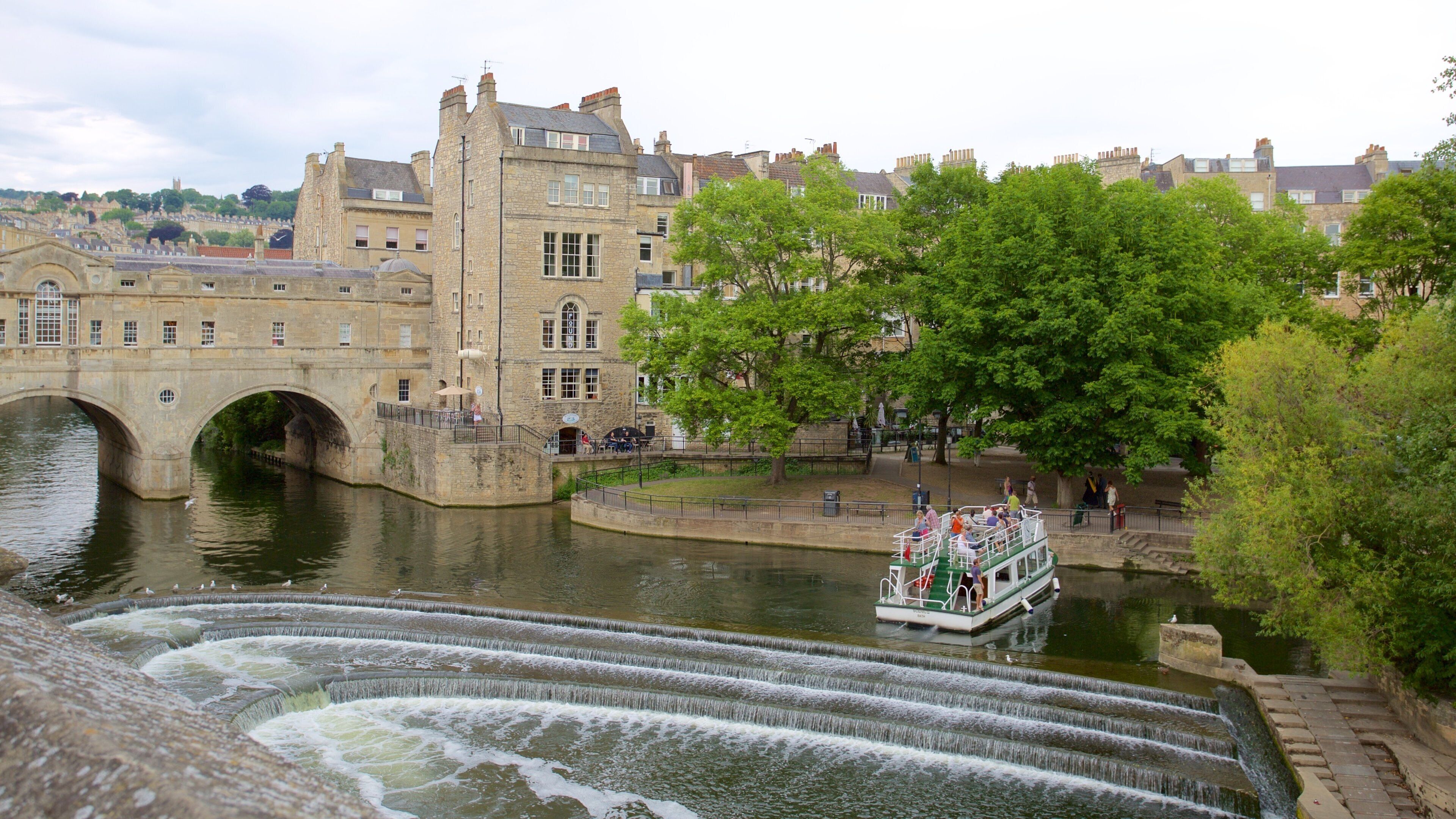 Pulteney Bridge which includes a ferry, a bridge and heritage elements