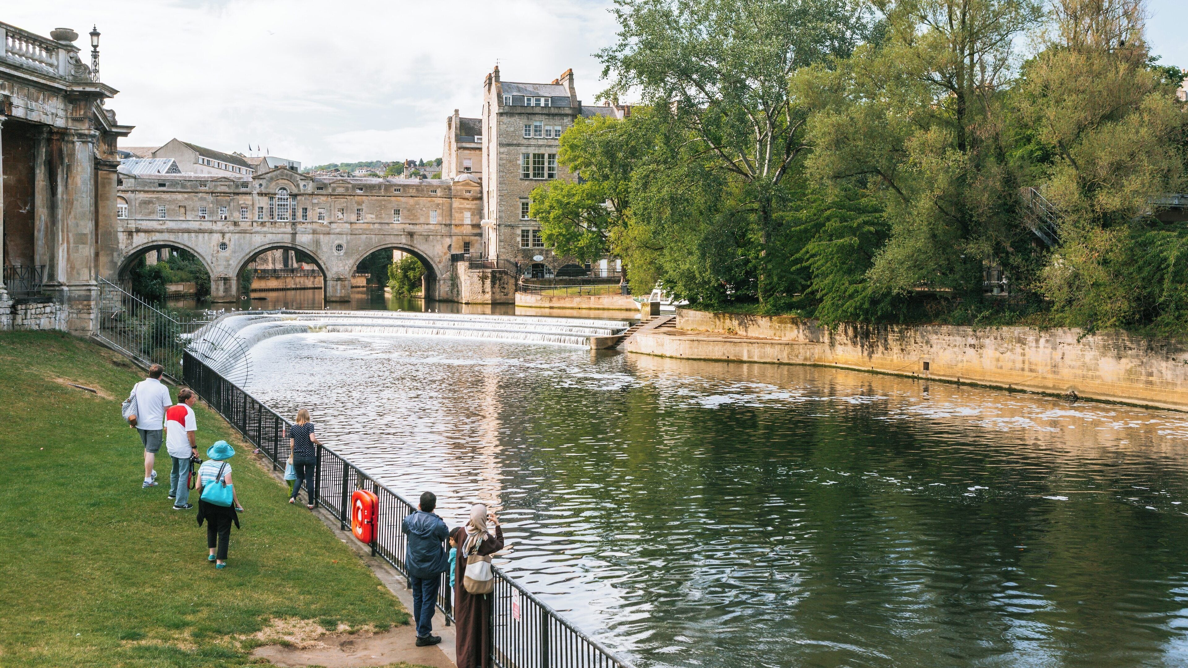 Exploring Pulteney Bridge and the River Avon in Bath, England on a serene afternoon