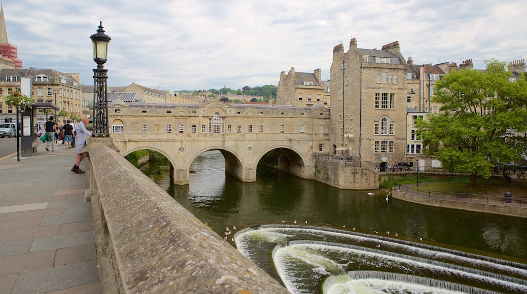Puente de Pulteney ofreciendo escenas urbanas, un puente y un río o arroyo