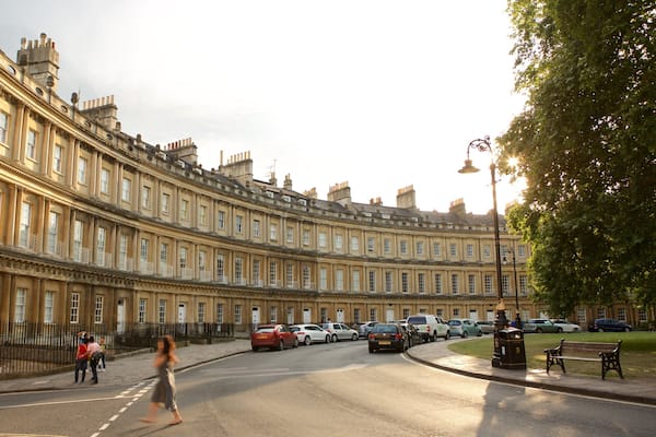 The Circus featuring heritage architecture, an administrative building and street scenes