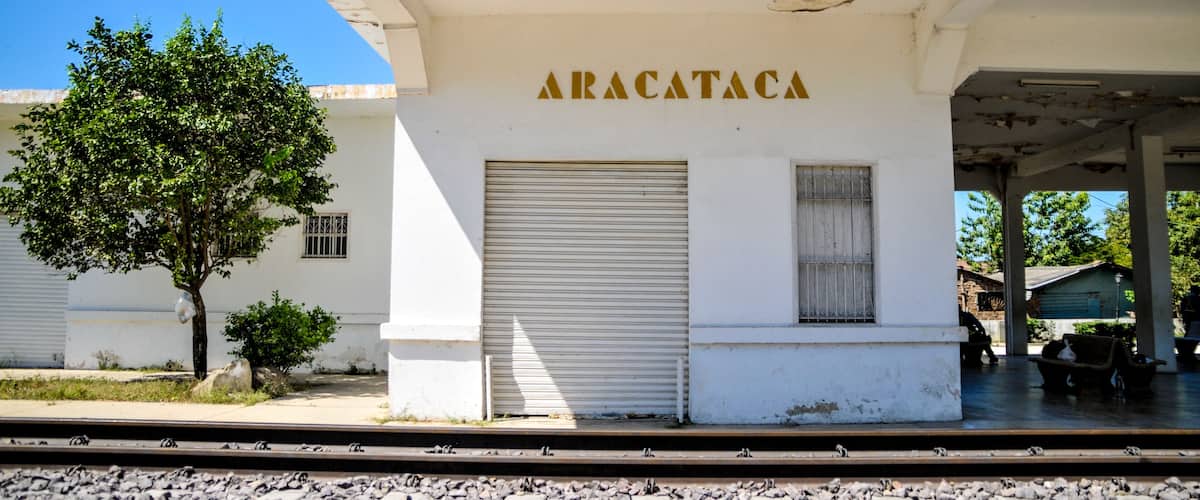A white building with the sign "ARACATACA" on the front.
