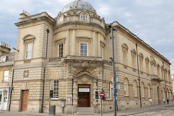 Victoria Art Gallery showing street scenes and heritage architecture