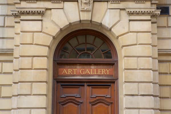 Victoria Art Gallery que incluye señalización