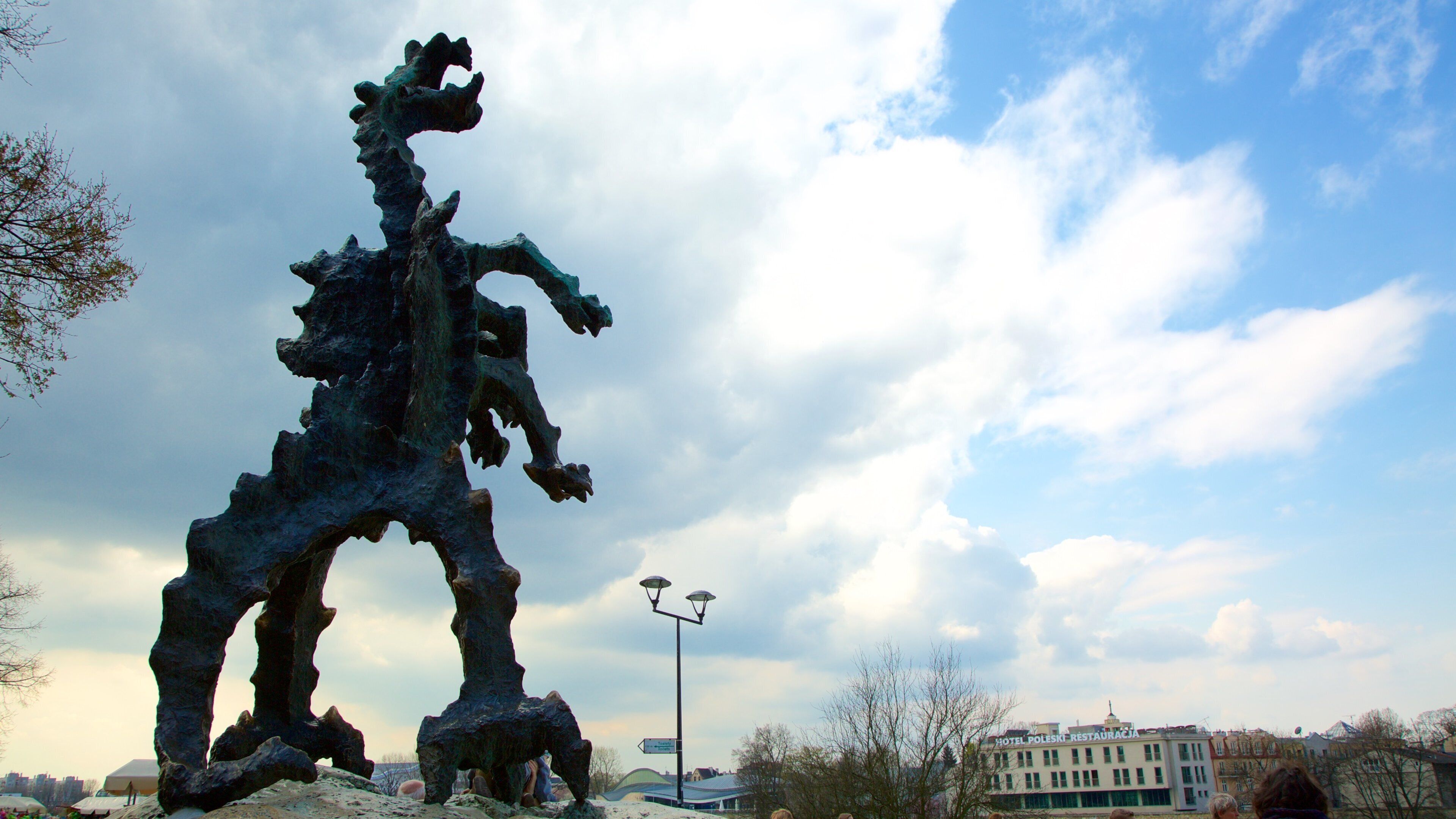 Smocza Jama bevat een standbeeld of beeldhouwwerk