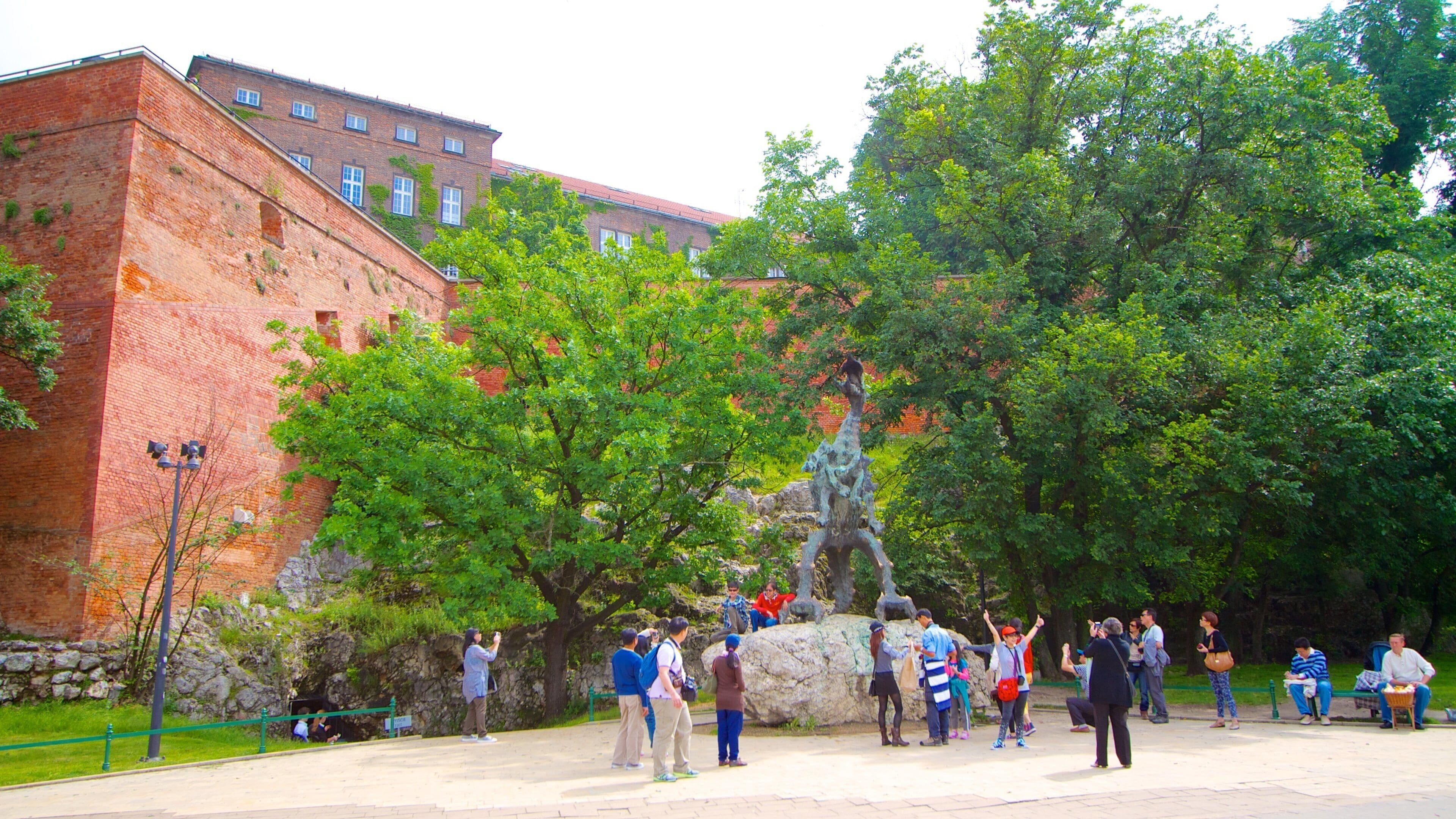 Dragon\'s Den 设有 戶外藝術, 雕像或雕塑 和 花園