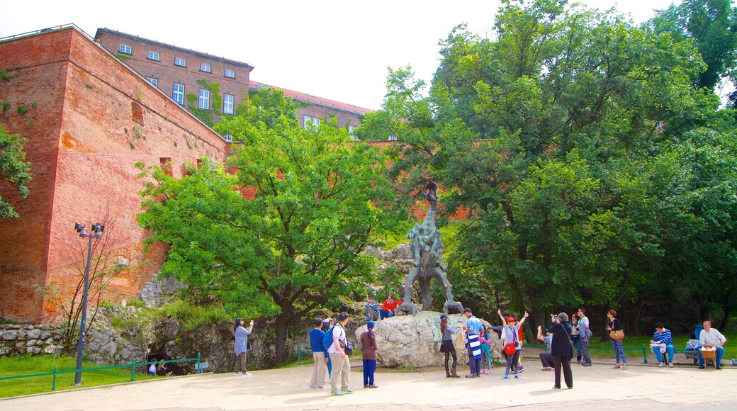 Dragon\'s Den ofreciendo arte al aire libre, un parque y una estatua o escultura