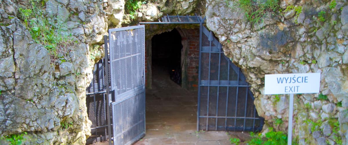 Dragon\'s Den ofreciendo señalización y cuevas