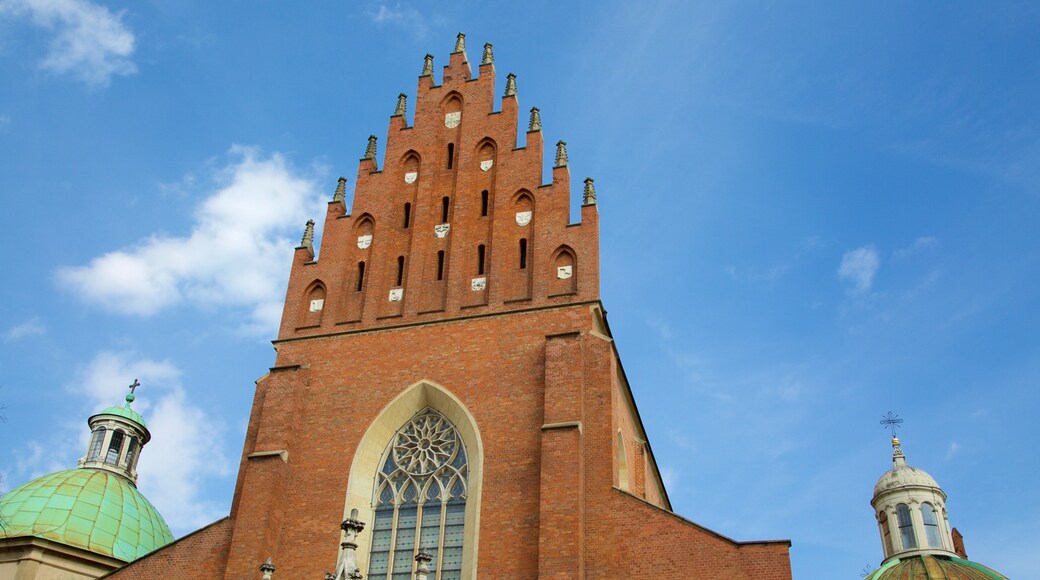 Eglise de la Sainte-Trinité mettant en vedette église ou cathédrale