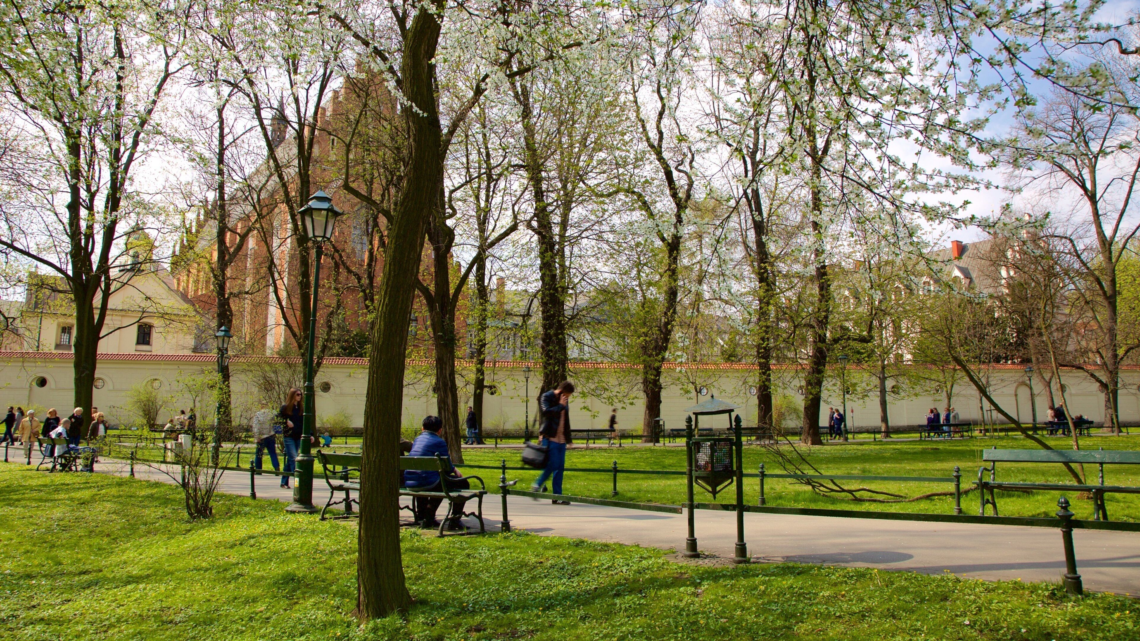 Holy Trinity Church som inkluderar en park