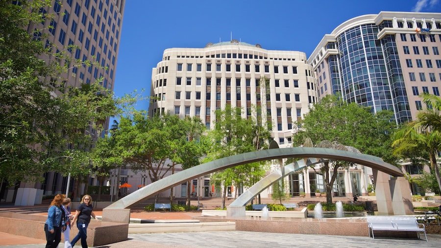 Orlando City Hall showing a fountain, outdoor art and street scenes