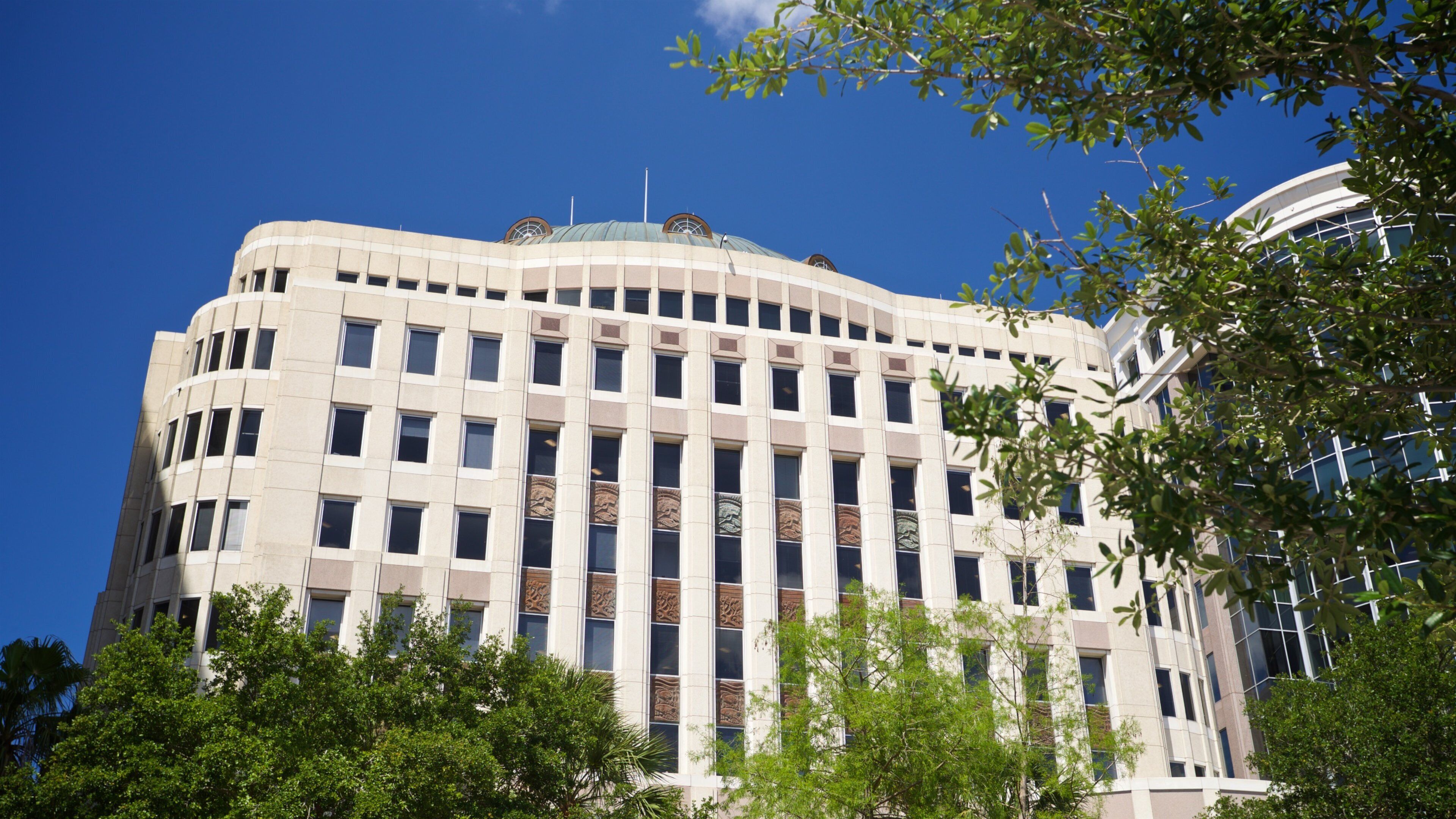 Orlando City Hall showing an administrative buidling and modern architecture