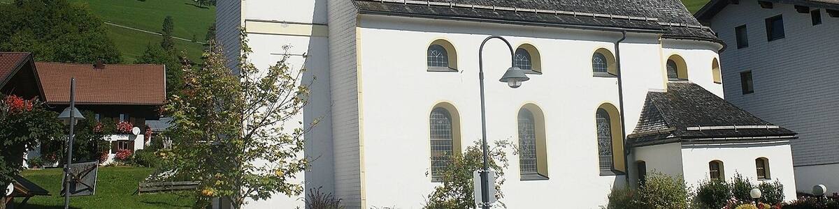 Expositurkirche hl. Josef, Friedhof mit Kriegerdenkmal