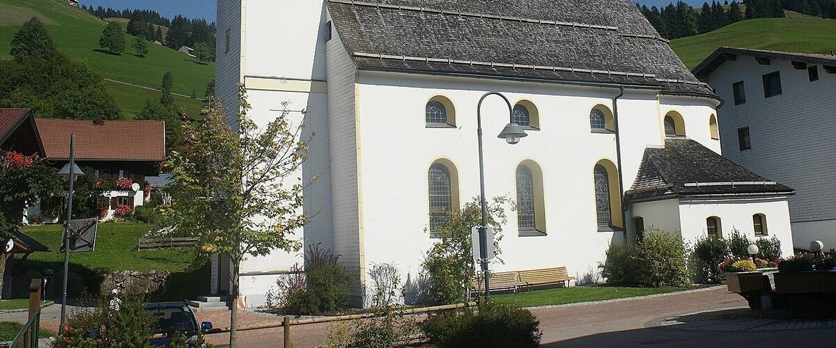 Expositurkirche hl. Josef, Friedhof mit Kriegerdenkmal