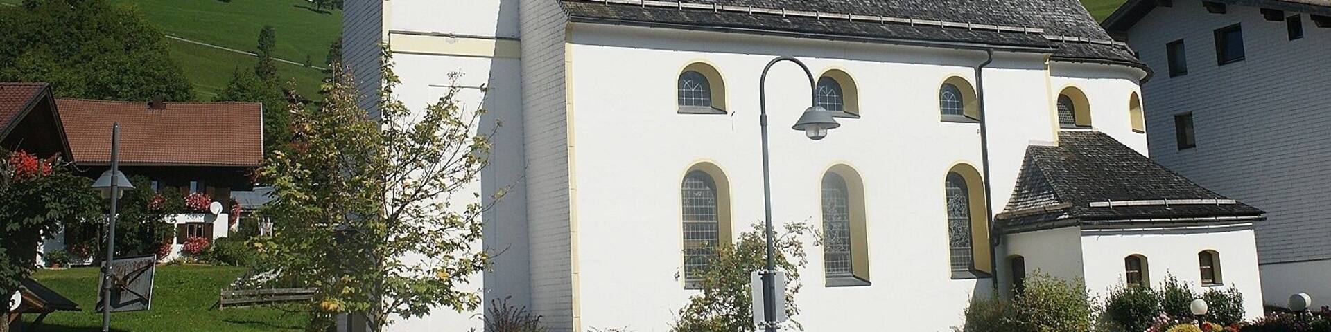 Expositurkirche hl. Josef, Friedhof mit Kriegerdenkmal