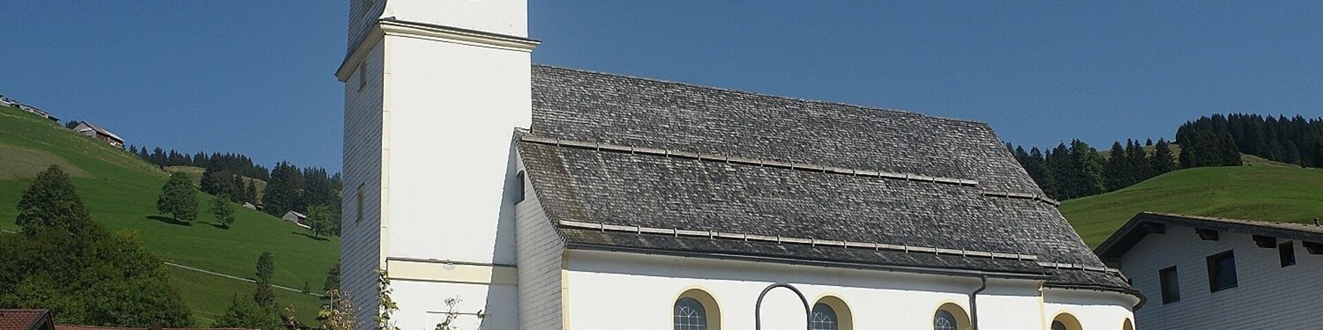 Expositurkirche hl. Josef, Friedhof mit Kriegerdenkmal