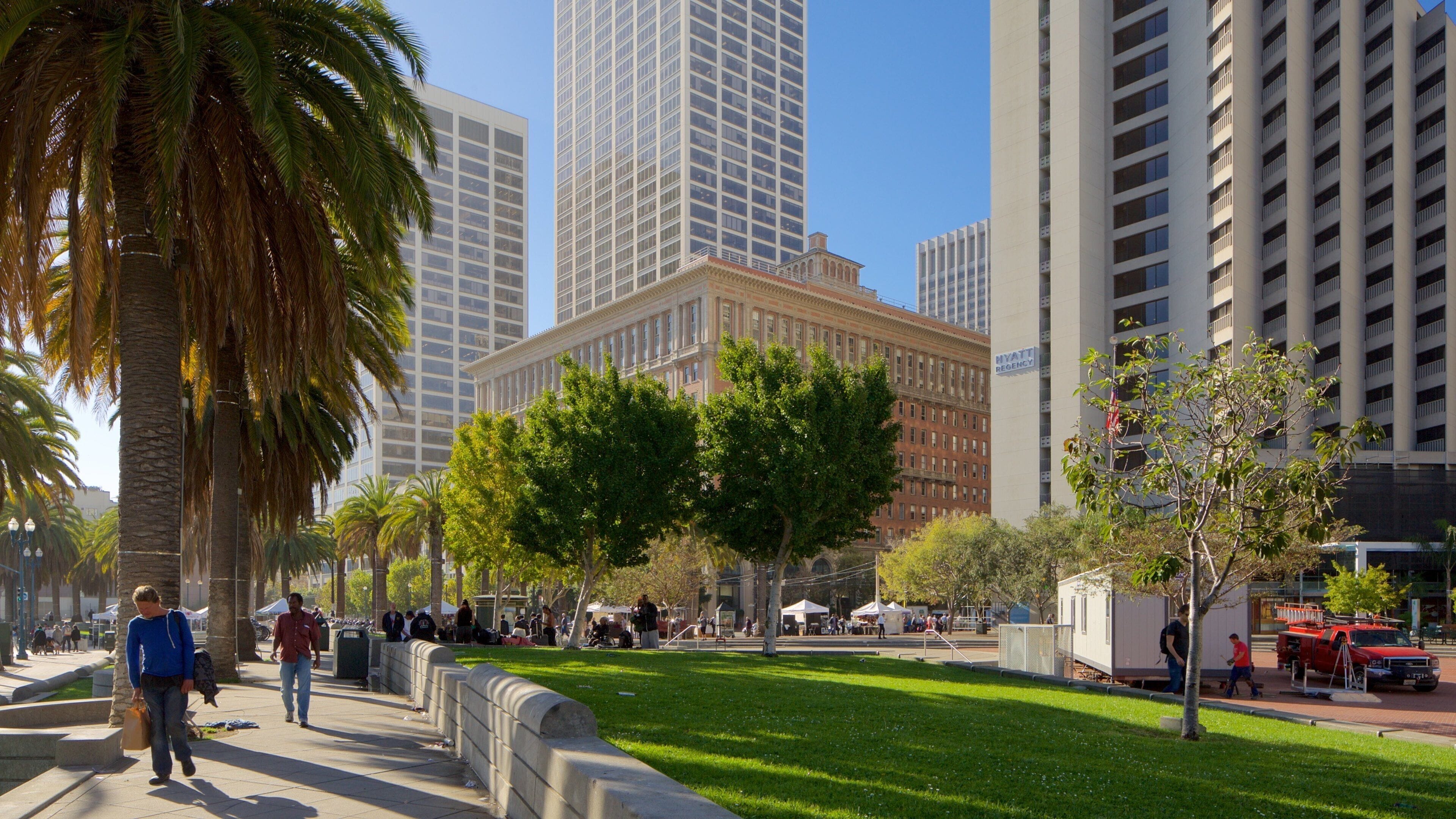 Embarcadero Plaza showing a garden, street scenes and a city