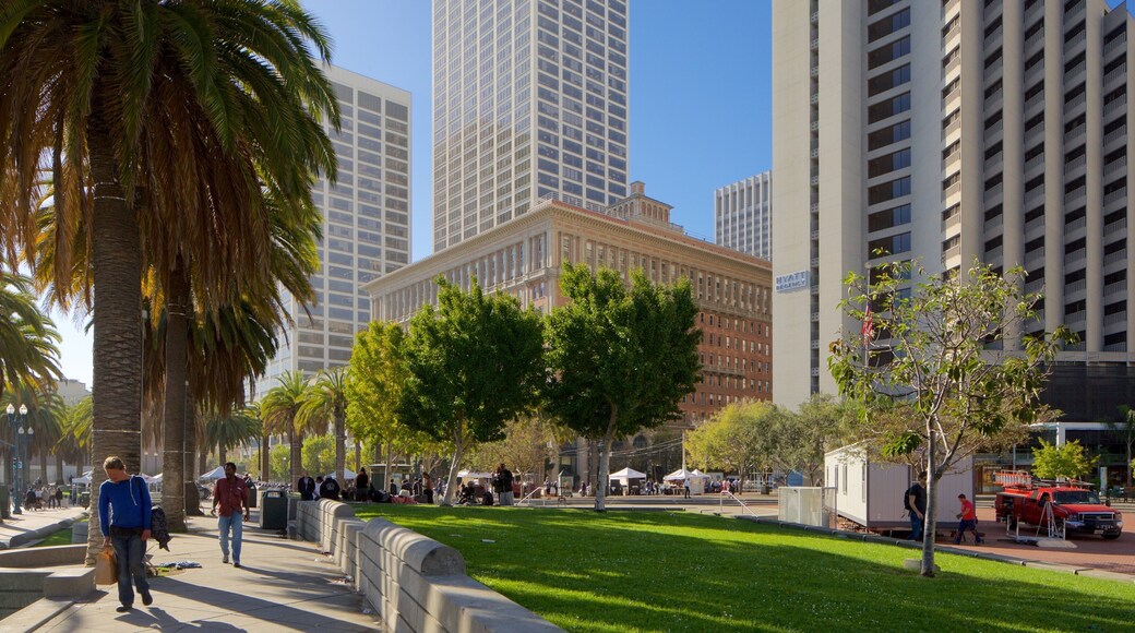 Embarcadero Plaza showing a garden, street scenes and a city