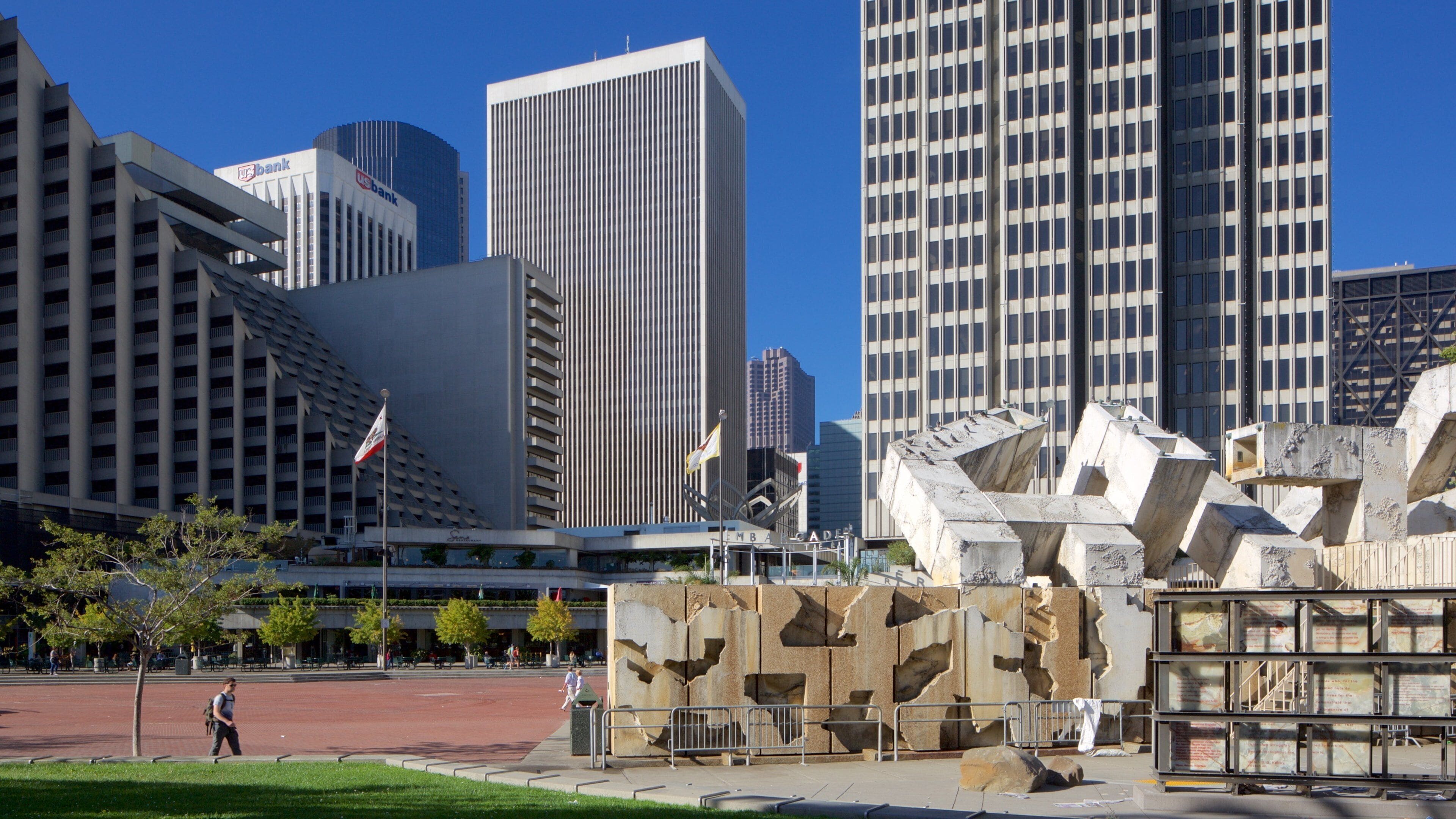 Embarcadero Plaza showing outdoor art, a city and skyline