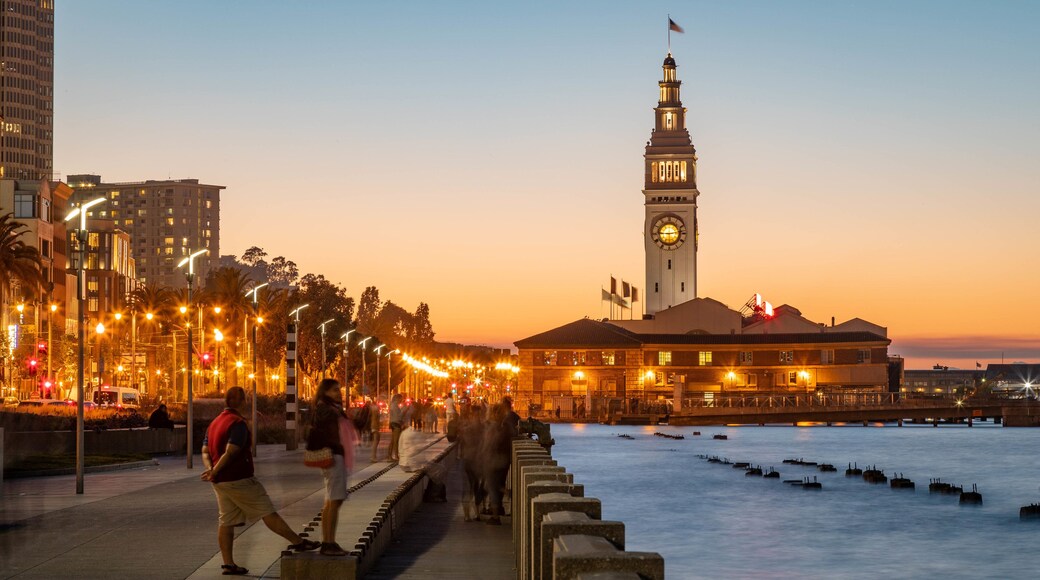 Embarcadero Plaza showing a sunset and heritage elements