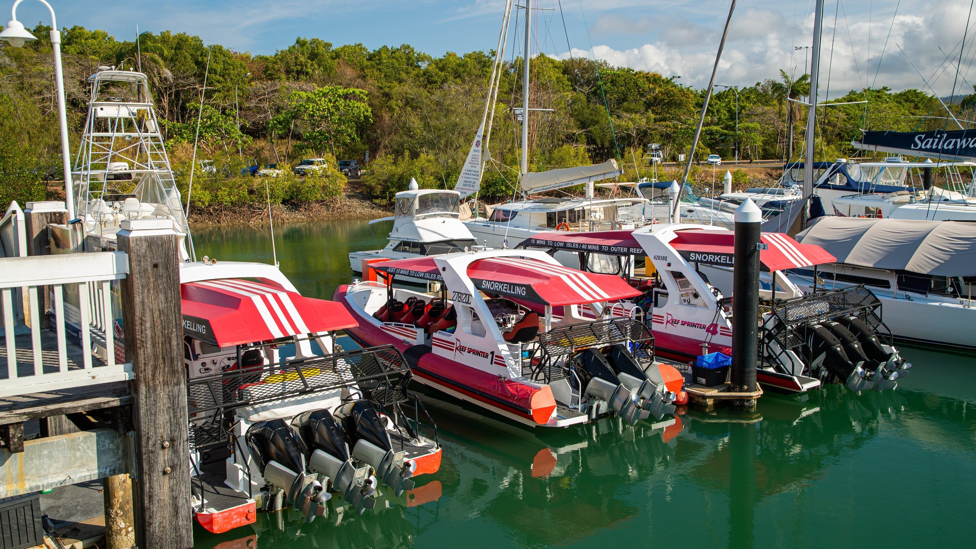 クリスタルブルック スーパーヨット マリーナ (ポート ダグラス