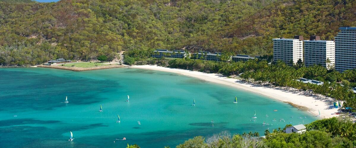 Playa Catseye mostrando vistas generales de la costa y una ciudad costera