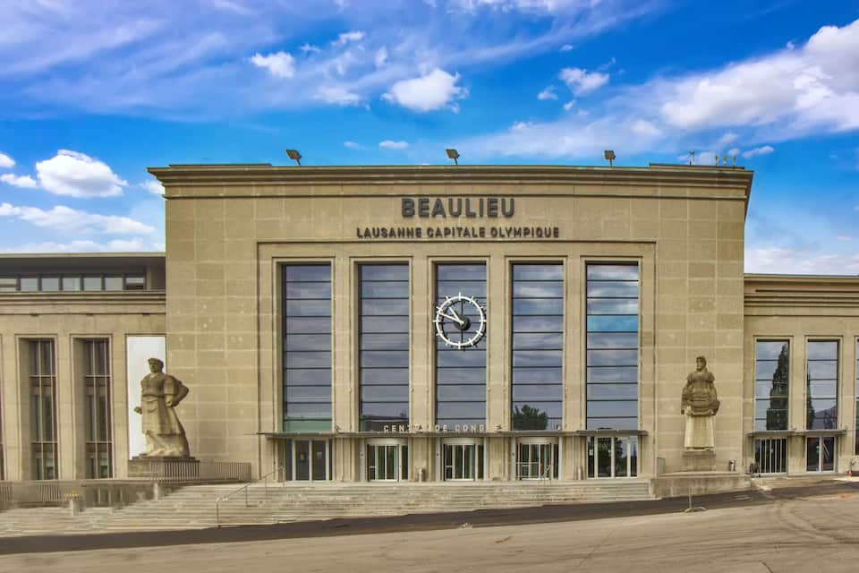 Le bâtiment de Beaulieu, avec sa grande horloge, ses statues et un ciel d’un bleu éclatant.