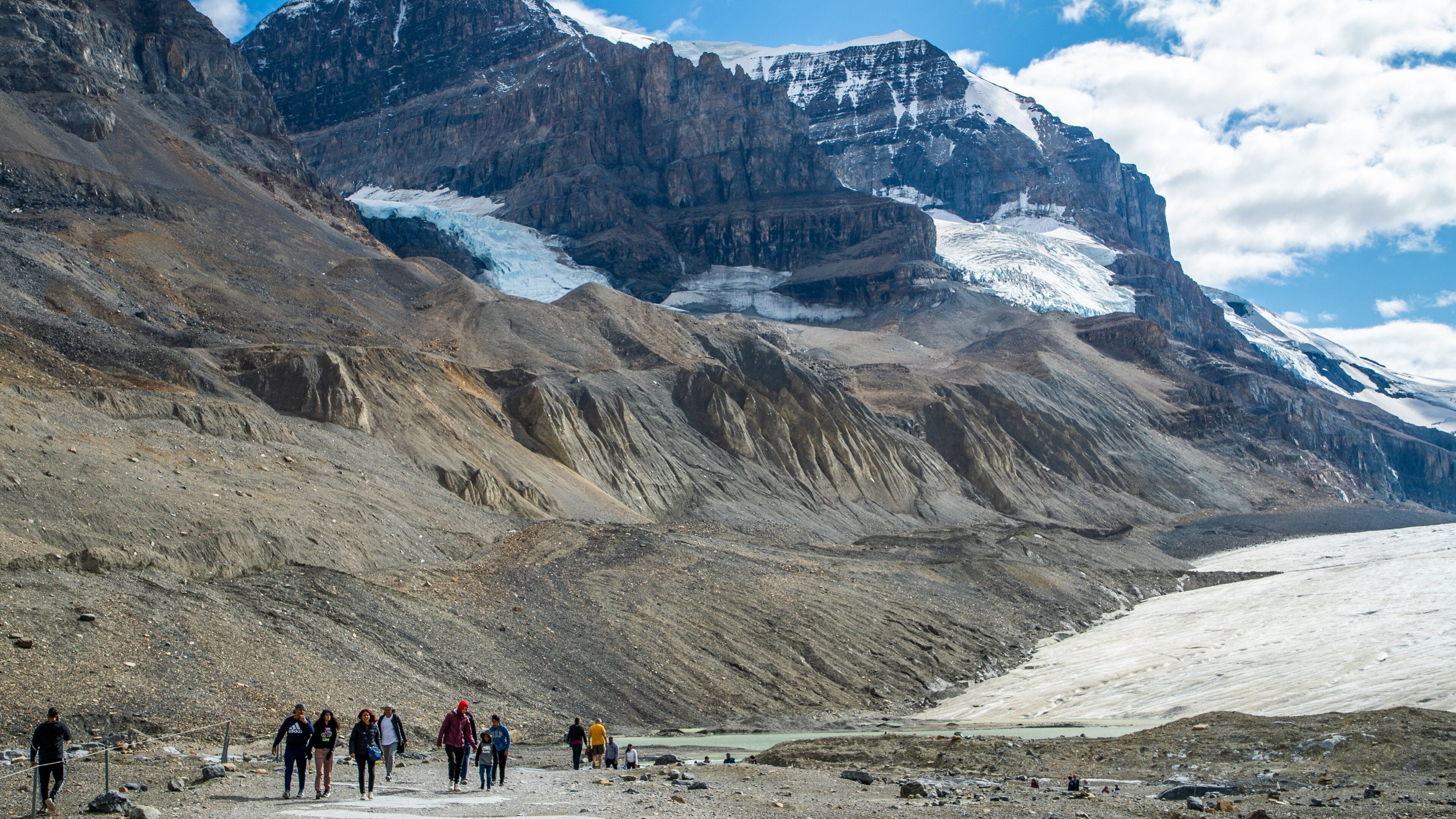 Columbia Icefield showing snow, mountains and hiking or walking