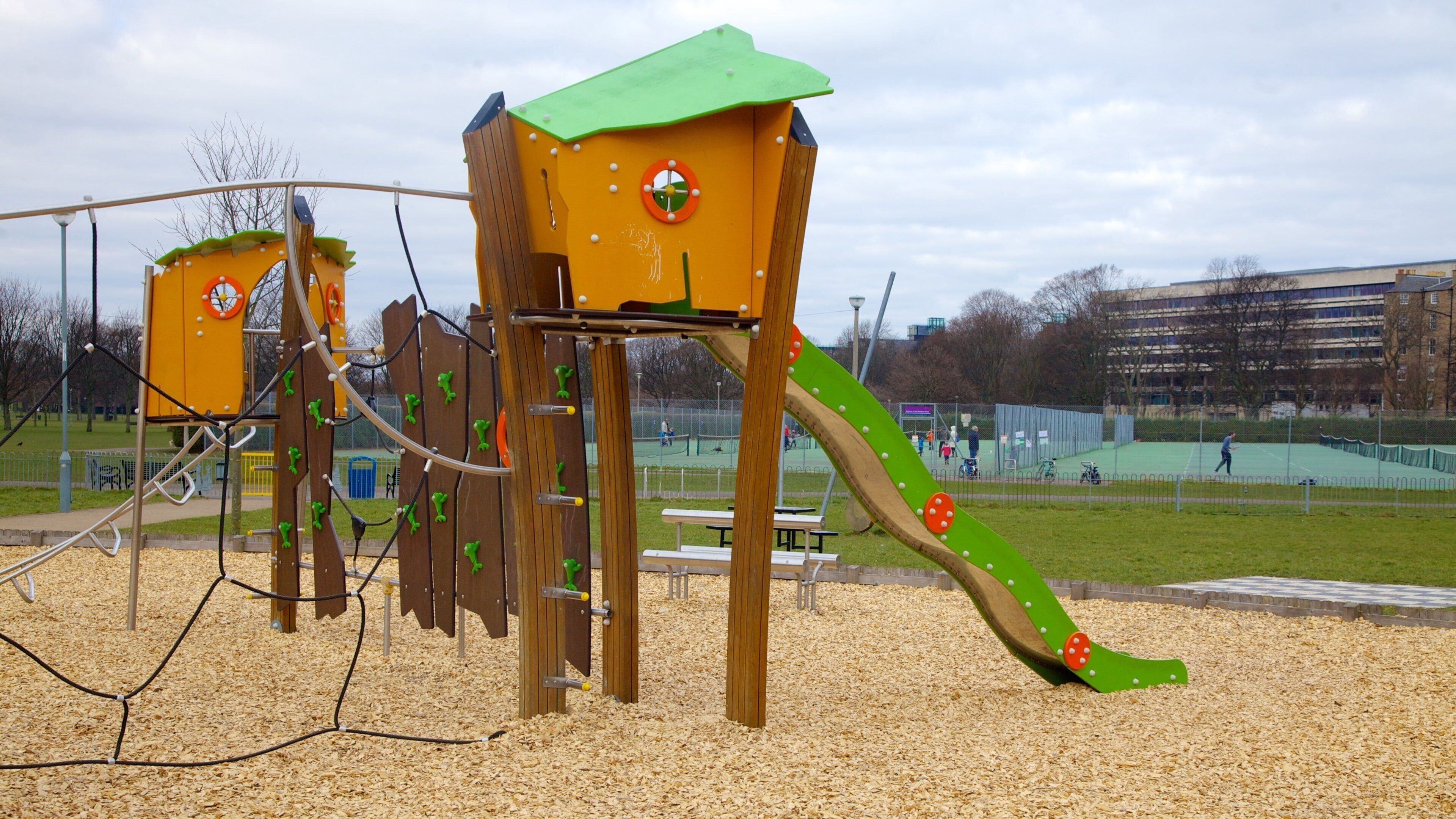 The Meadows som viser lekeplass og park