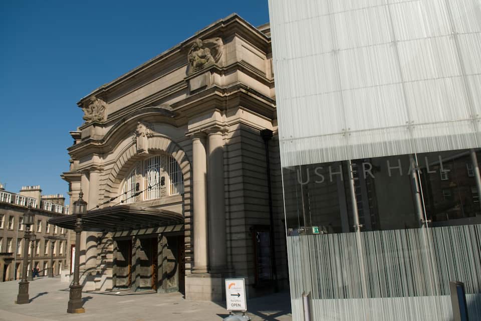 Een historisch gebouw met klassieke architectuur, inclusief kolommen en rijke details.