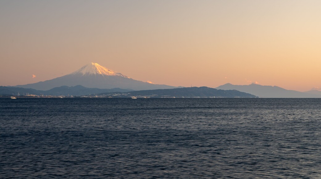 朝日を浴びる富士山(焼津・石津浜より):
Mount Fuji Bathed in Morning Sunlight, from Ishizuhama Beach, Yaizu