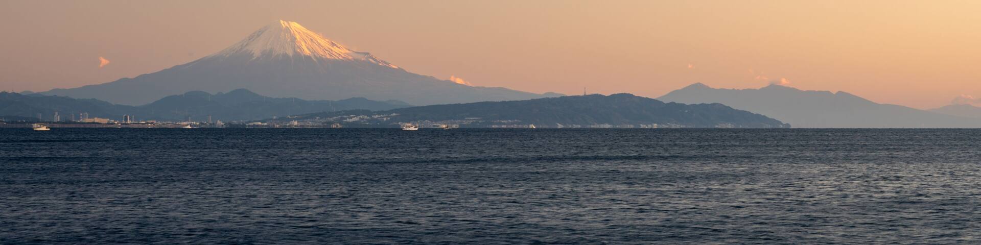 朝日を浴びる富士山(焼津・石津浜より):
Mount Fuji Bathed in Morning Sunlight, from Ishizuhama Beach, Yaizu