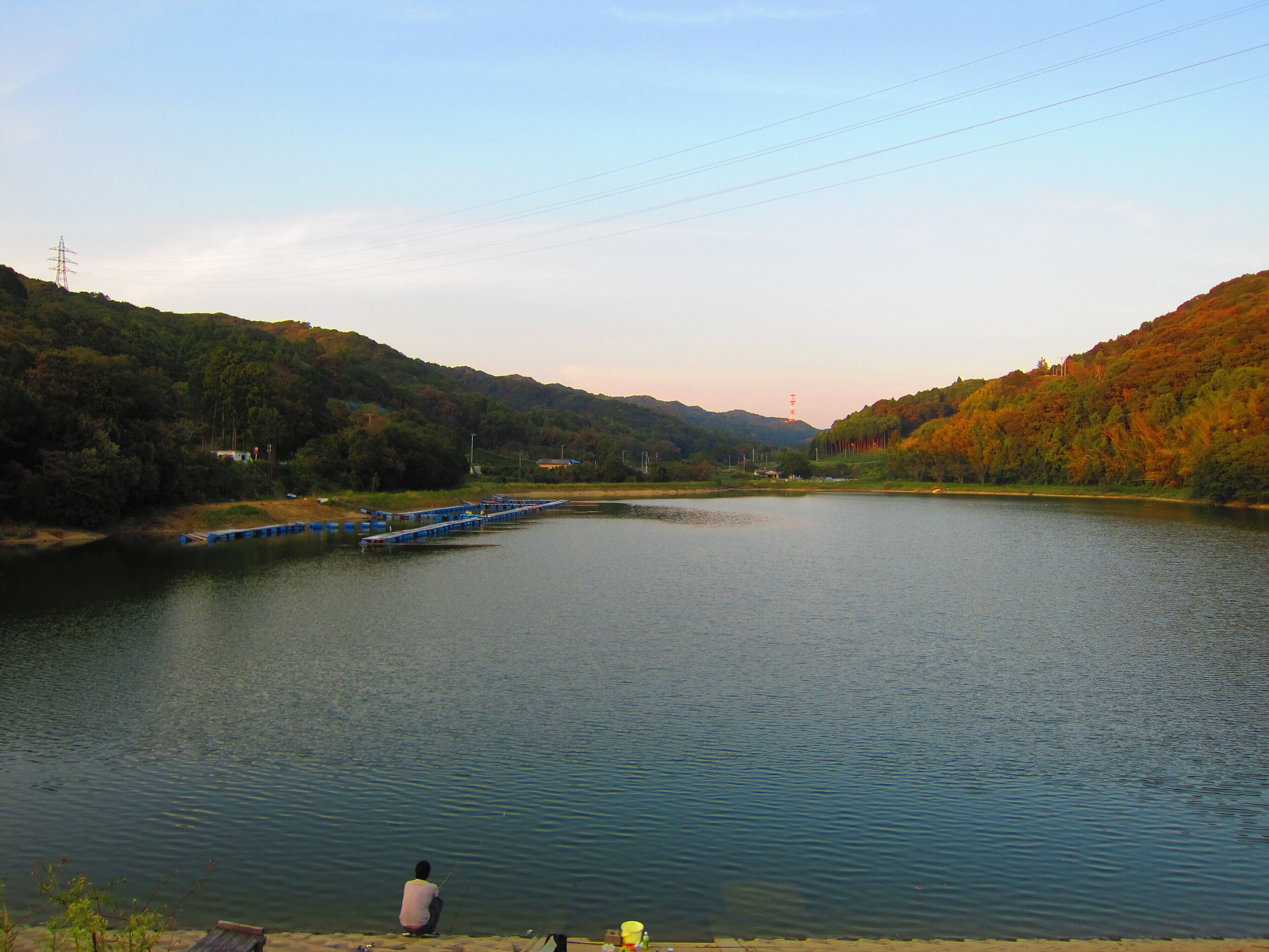 西大谷ダムと釣り人