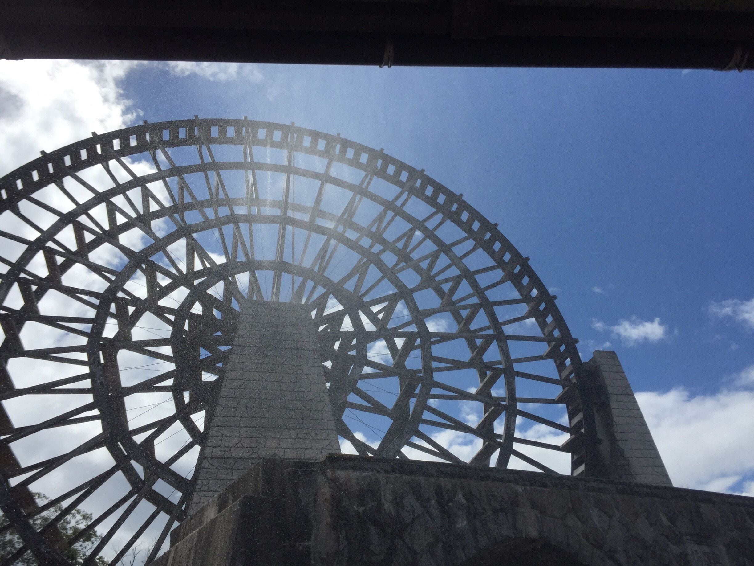 風で水車止まる